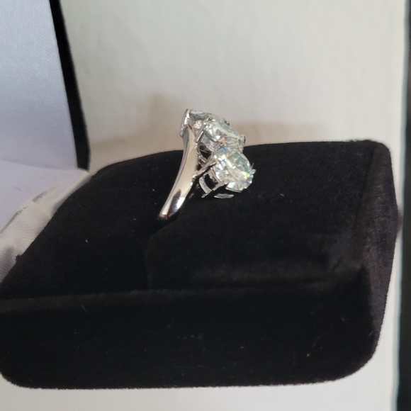 New 3ct Beautiful Moissanite Diamond Ring, Size 7 - Picture 8 of 11